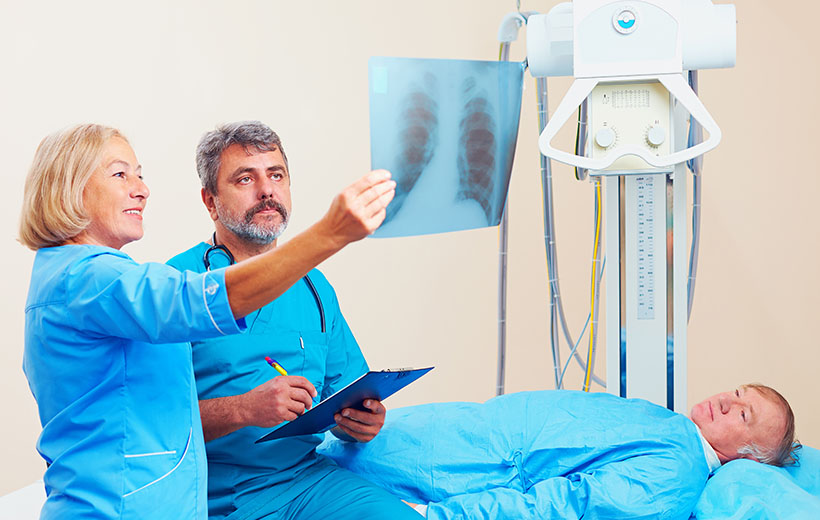 Перелом ребер: симптомы, первая помощь, лечение